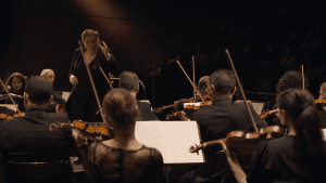 Photo Zahia Ziouani conducts the Divertimento Symphony Orchestra "Saint-Saëns: The Traveler"