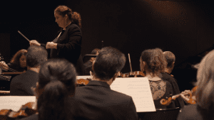 Photo Zahia Ziouani conducts the Divertimento Symphony Orchestra "Saint-Saëns: The Traveler"