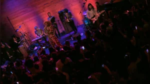 Liniker & Os Caramelows